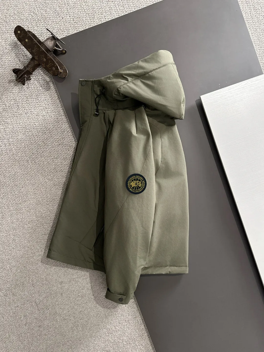 Two-day delivery time P960 Big Goose 🔥🔥 High-end customization 2025 winter official website's latest popular down jacket. Original custom-made hardware accessories for customers, all imported and original customization. Welcome to compare at the counter. Absolutely high quality. Use top-grade 90 white goose down. Super soft. Filled with fluffy and full feathers. Super heavy work. Fabric workmanship is excellent. The version is super perfect. Note⚠The fabric is super comfortable. Exclusive model. High-end quality. A must-have warm and protective artifact in winter. Size: M-3XL